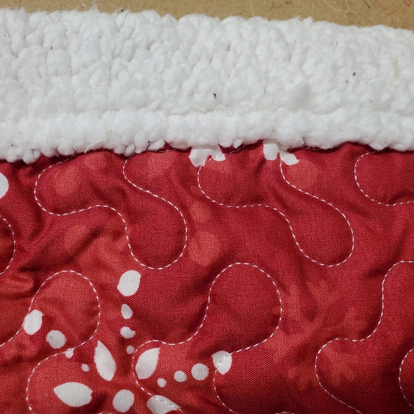 Red & White Snowflake Furry Throw - Picture 8 of 10